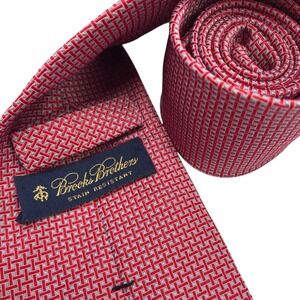 Brooks Brothers Tie Stain Resistant Red‎ Silver Blue Geometric Design USA Made